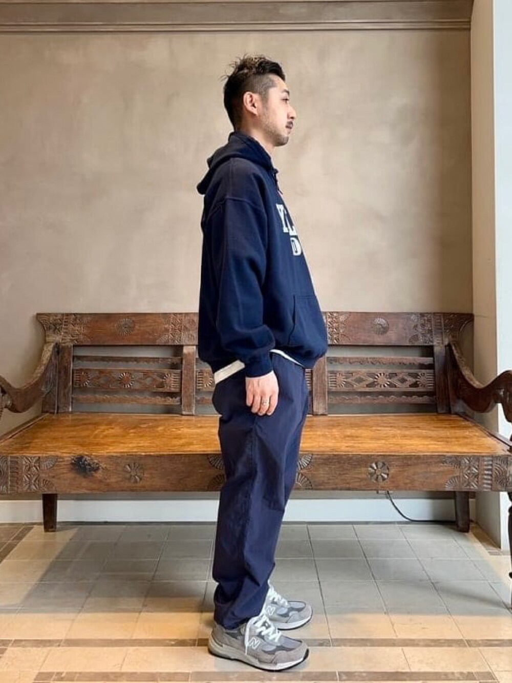 ブルー系のパーカー、ブルー系のその他パンツを着用したメンズの春コーディネートの2枚目の写真