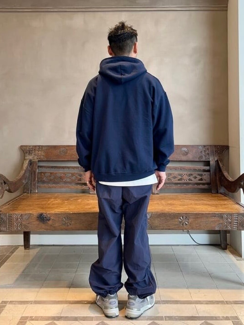 ブルー系のパーカー、ブルー系のその他パンツを着用したメンズの春コーディネートの3枚目の写真