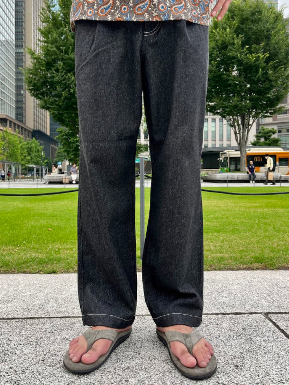 グレー系のシャツ/ブラウス、グレー系のTシャツ/カットソー、ブラック系のデニムパンツを着用したメンズの夏コーディネートの4枚目の写真