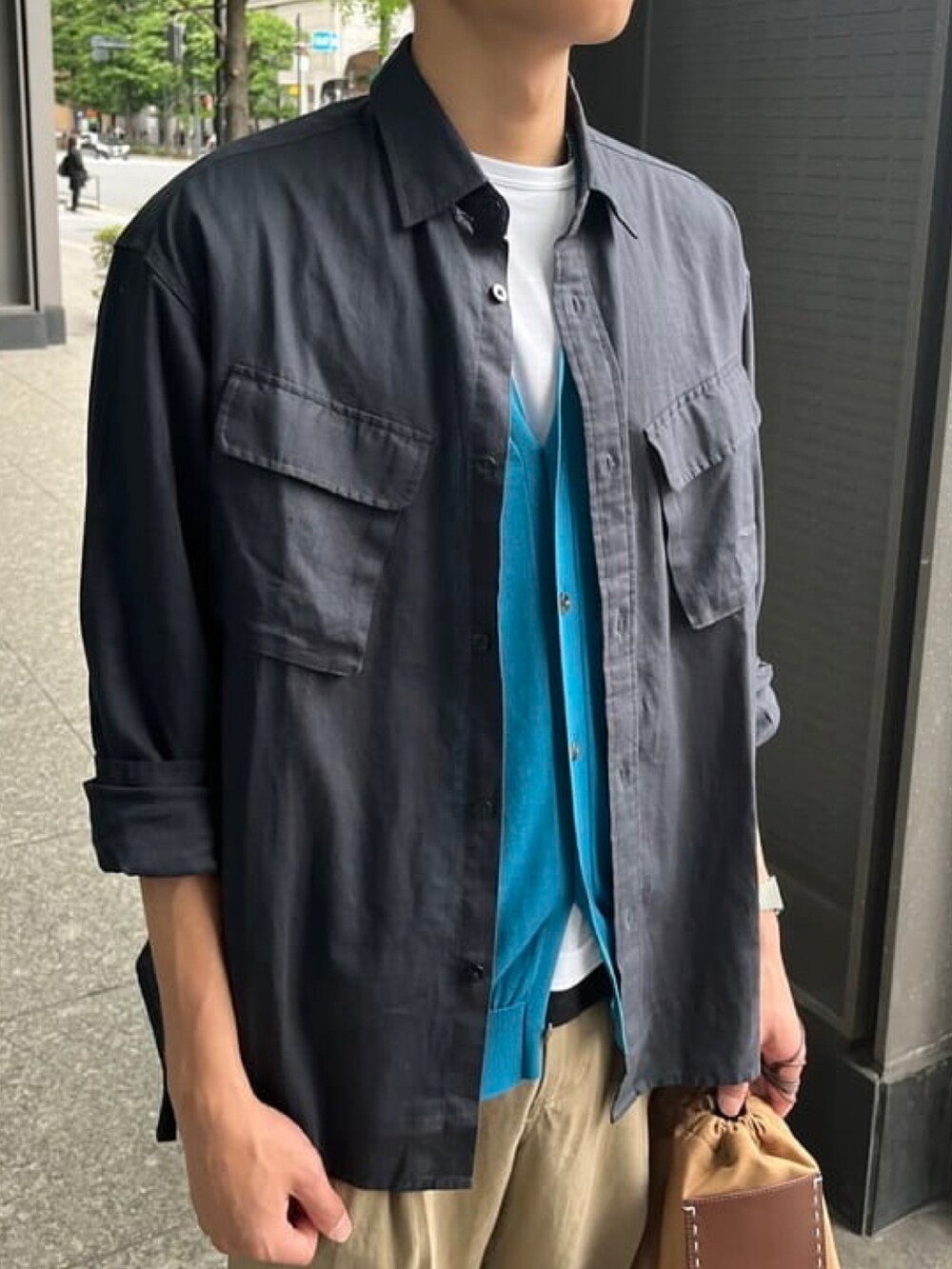 ブルー系のシャツ/ブラウス、ブルー系のカーディガン/ボレロ、ホワイト系のTシャツ/カットソーを着用したメンズの夏コーディネートの4枚目の写真