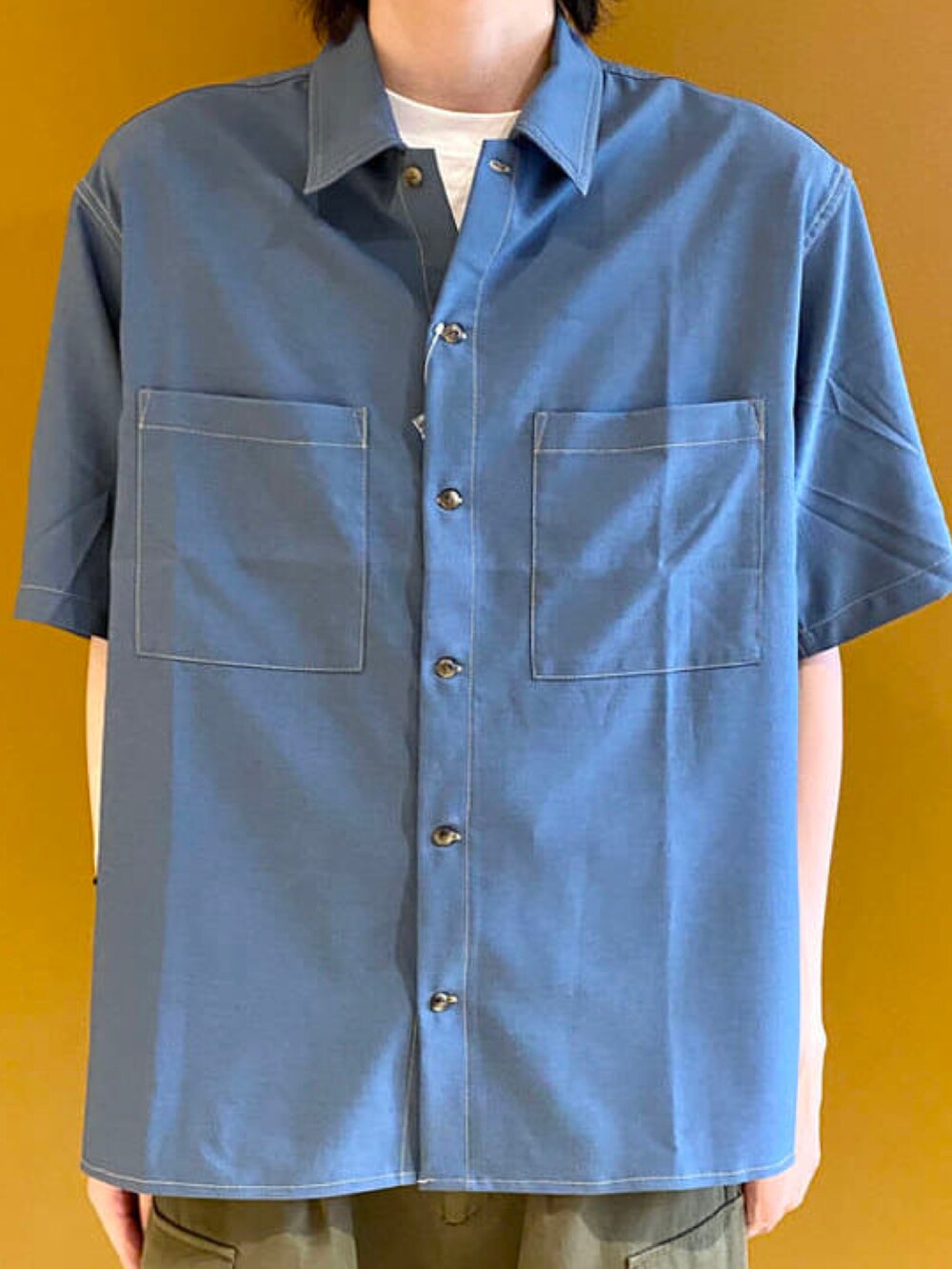 ブルー系のシャツ/ブラウス、グリーン系のその他パンツを着用したメンズの夏コーディネートの2枚目の写真