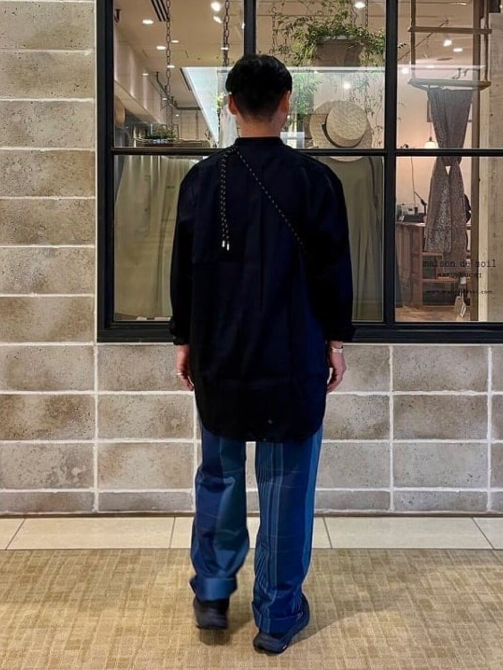 ブラック系のシャツ/ブラウス、ブルー系のその他パンツ、ブラック系のショルダーバッグを着用したメンズの夏コーディネートの2枚目の写真