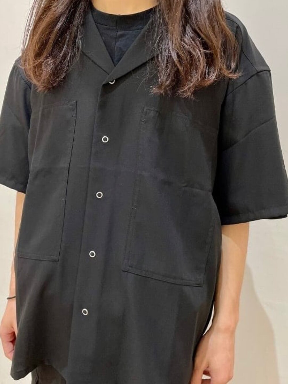 ブラック系のシャツ/ブラウス、ブラック系のカーゴパンツを着用したメンズの夏コーディネートの2枚目の写真