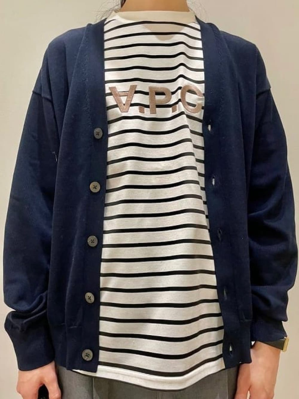 ブラック系のサンダル、グレー系のその他パンツ、ブルー系のカーディガン/ボレロを着用したメンズの春コーディネートの2枚目の写真