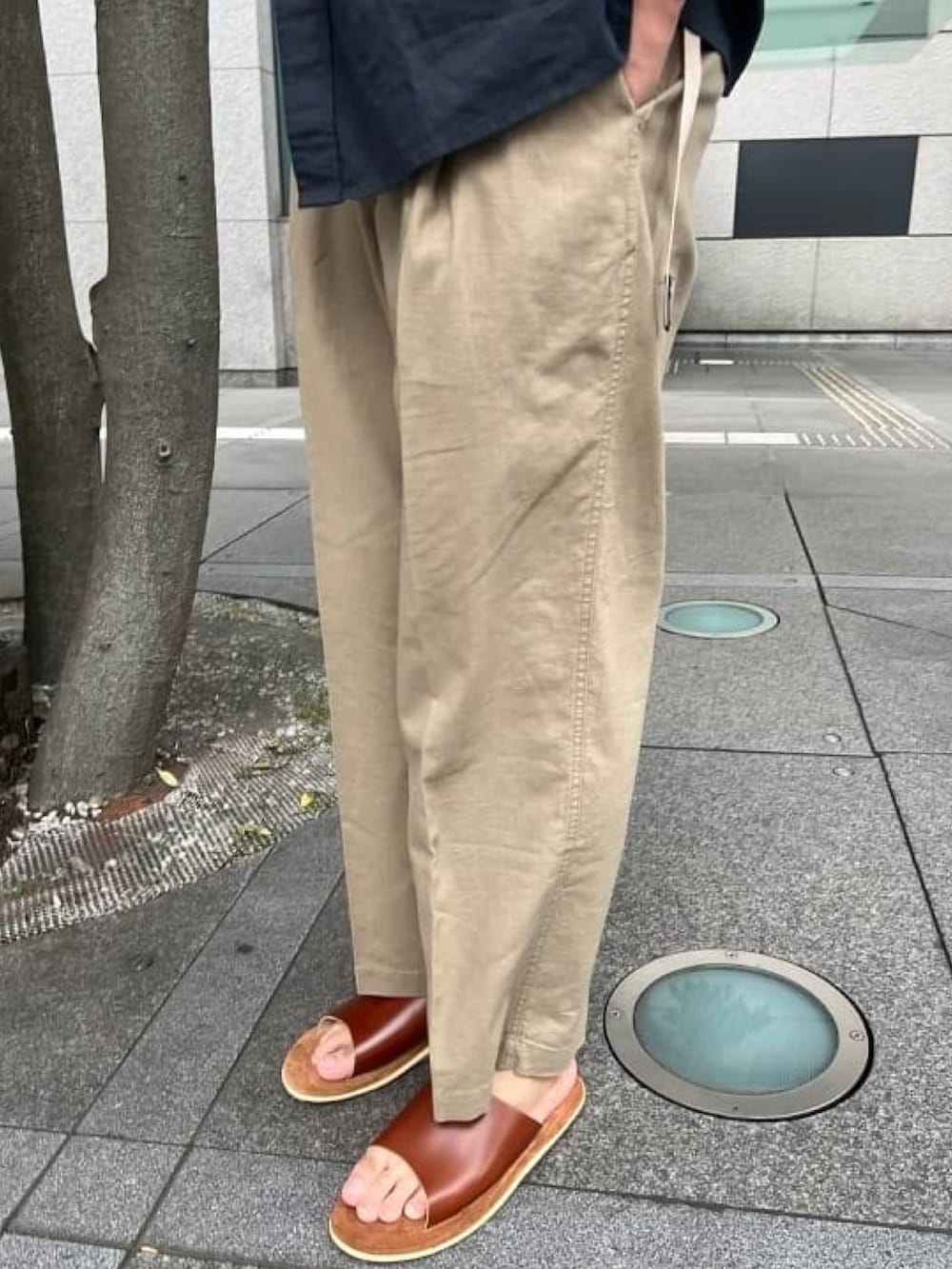 ブルー系のシャツ/ブラウス、ブルー系のカーディガン/ボレロ、ホワイト系のTシャツ/カットソーを着用したメンズの夏コーディネートの5枚目の写真