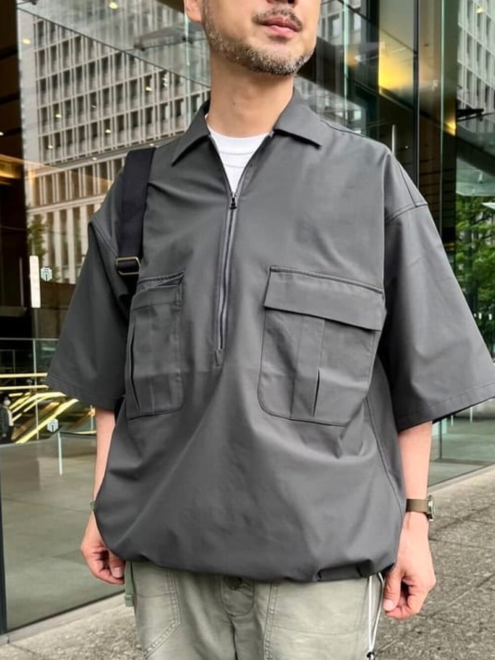 グレー系のシャツ/ブラウス、ブラック系のショルダーバッグを着用したメンズの春コーディネートの4枚目の写真