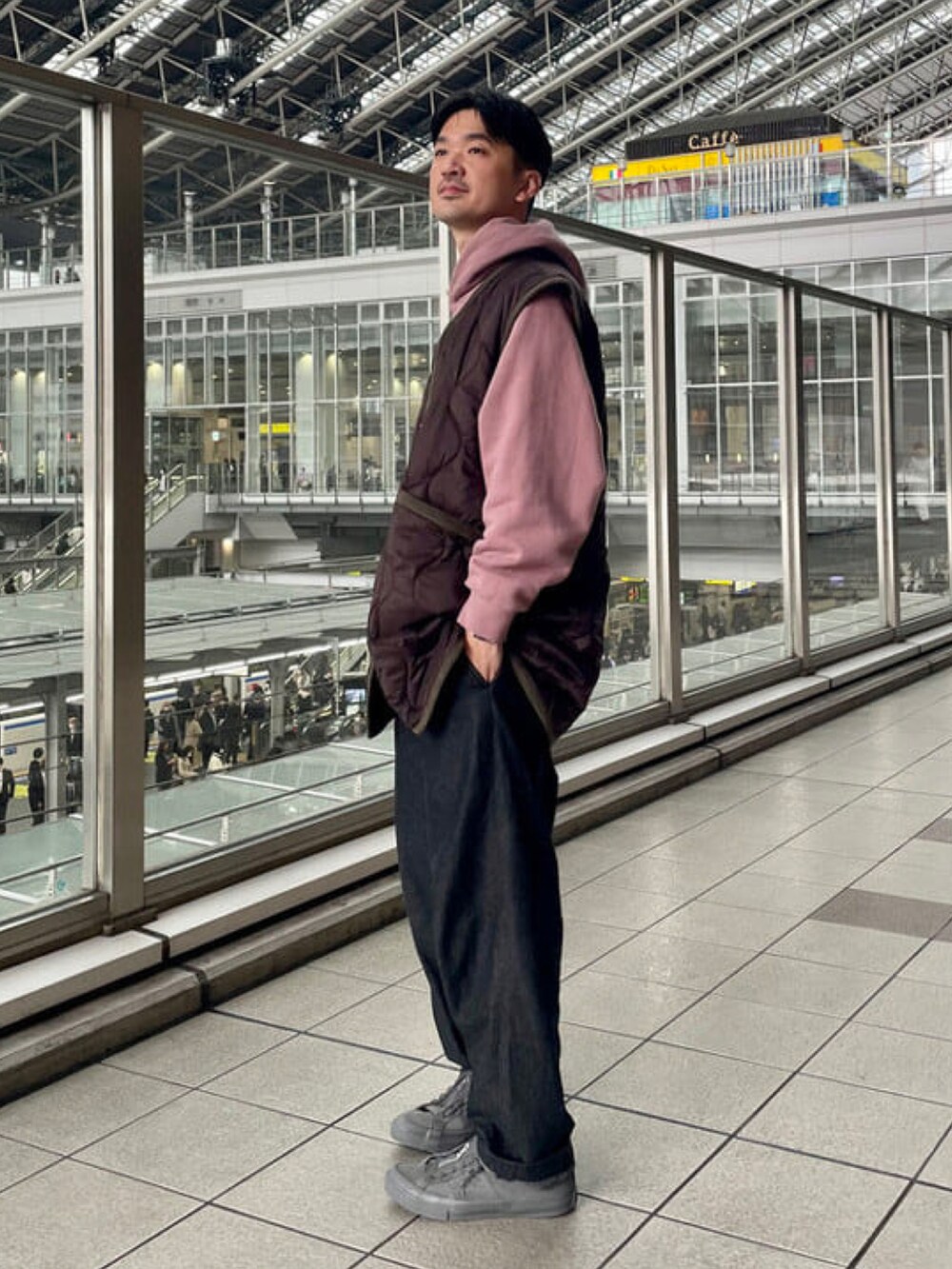 ブラウン系のベストを着用したメンズの冬コーディネートの2枚目の写真