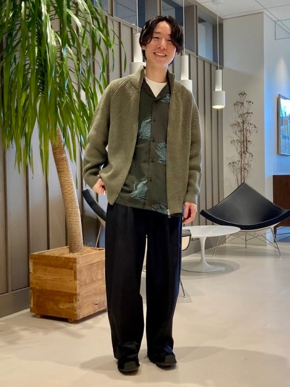 グリーン系のシャツ/ブラウス、ブラック系のその他パンツ、グリーン系のブルゾンを着用したメンズの春コーディネートの2枚目の写真