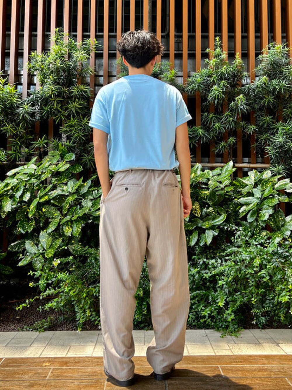 ブルー系のTシャツ/カットソーを着用したメンズの夏コーディネートの2枚目の写真