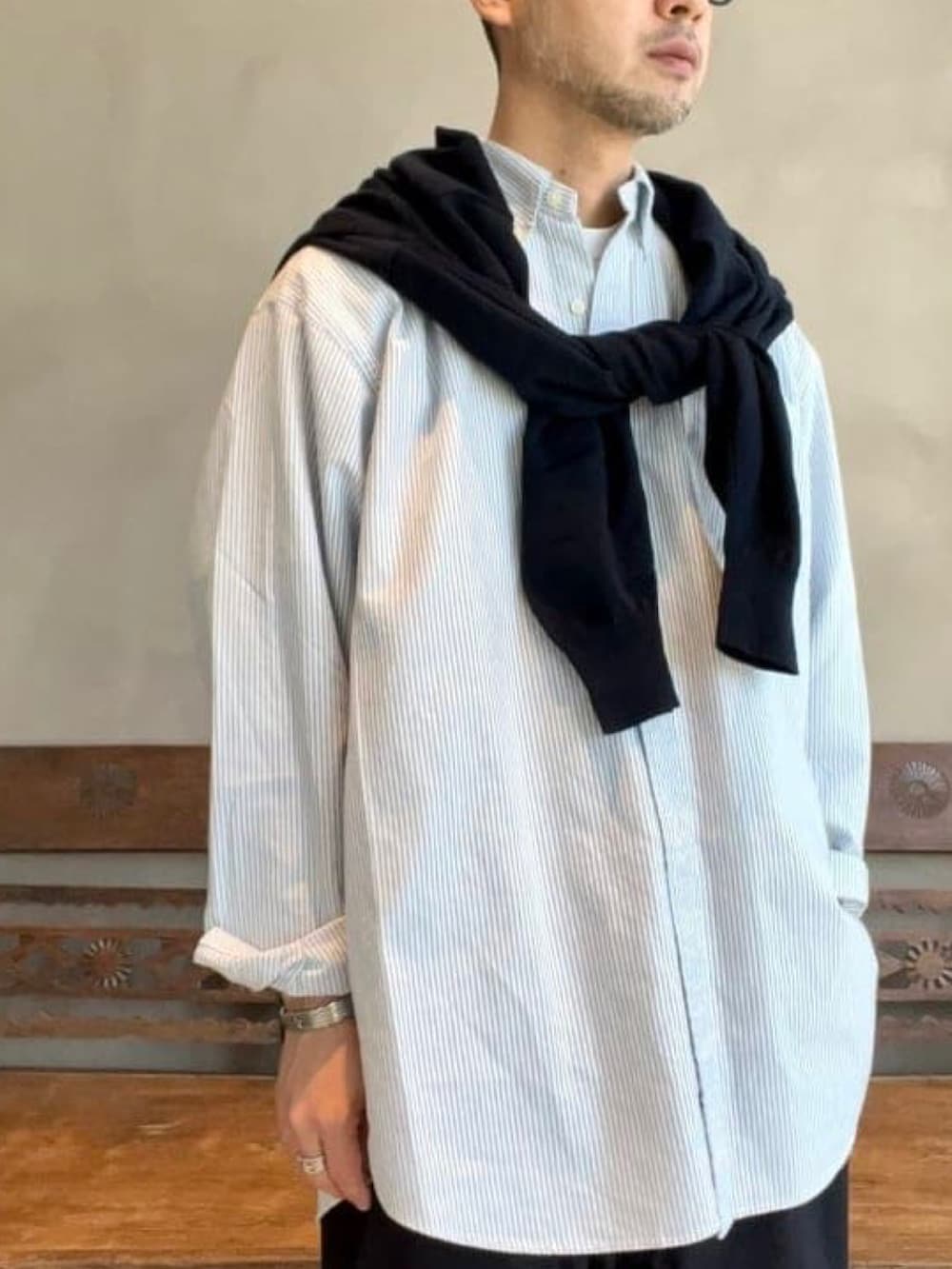 ブルー系のカーディガン/ボレロ、ブルー系のその他パンツを着用したメンズの春コーディネートの4枚目の写真