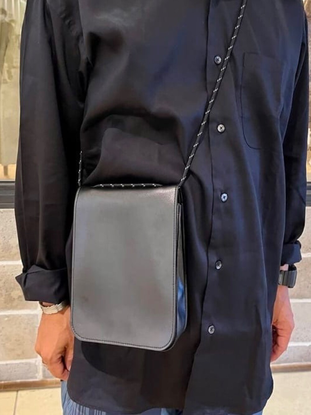 ブラック系のシャツ/ブラウス、ブルー系のその他パンツ、ブラック系のショルダーバッグを着用したメンズの夏コーディネートの4枚目の写真