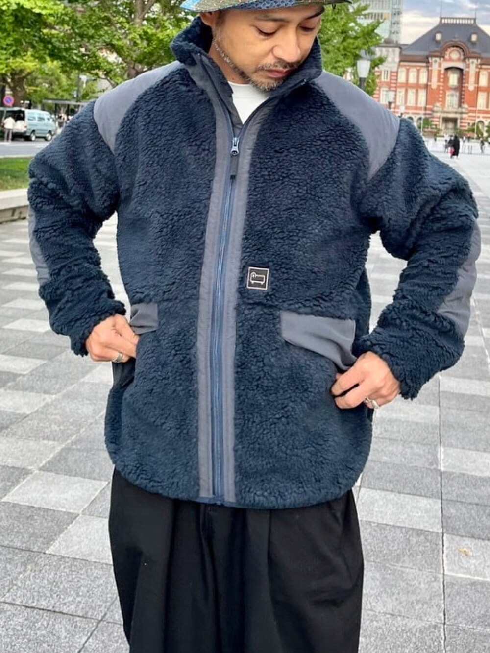 ブルー系のブルゾン、ブラック系のサロペット/オーバーオールを着用したメンズの秋コーディネートの4枚目の写真