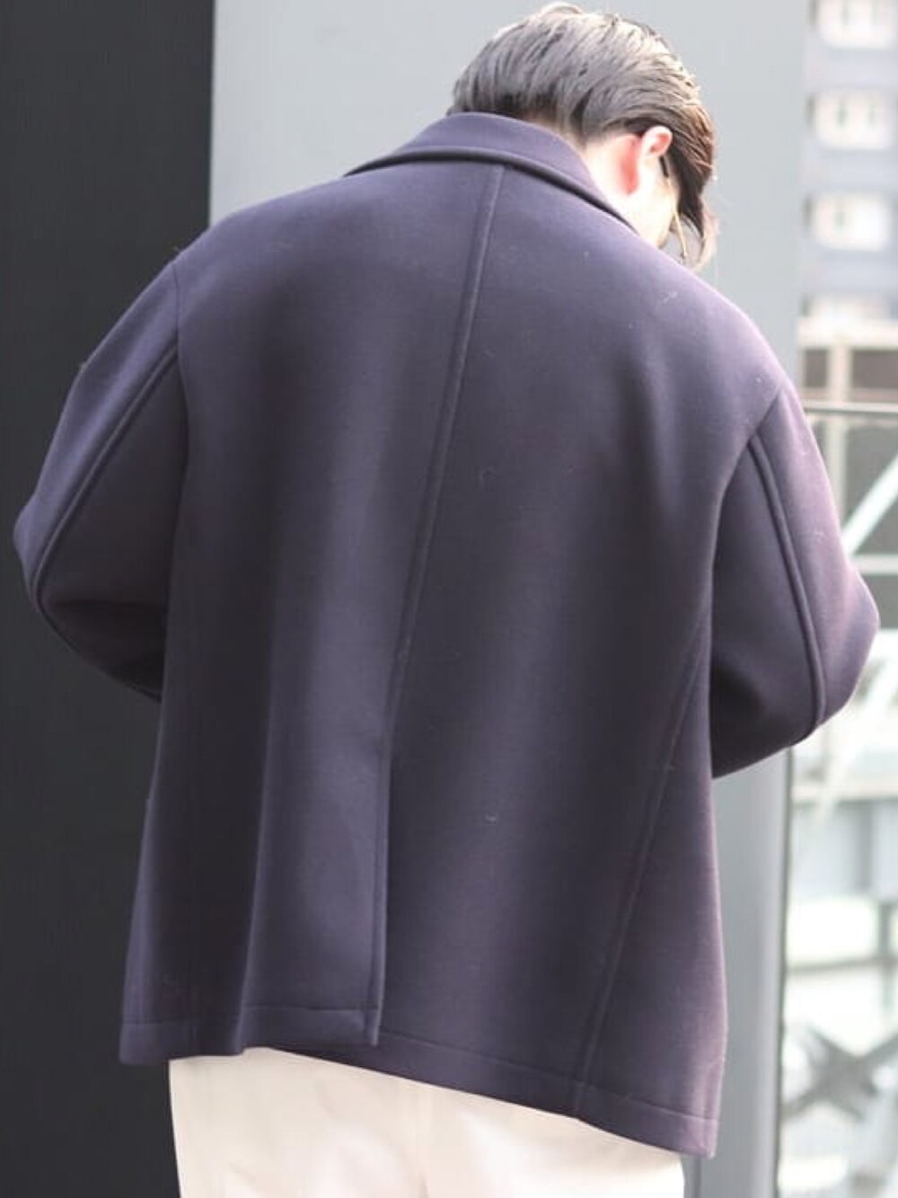 ブルー系のピーコートを着用したメンズの夏コーディネートの4枚目の写真