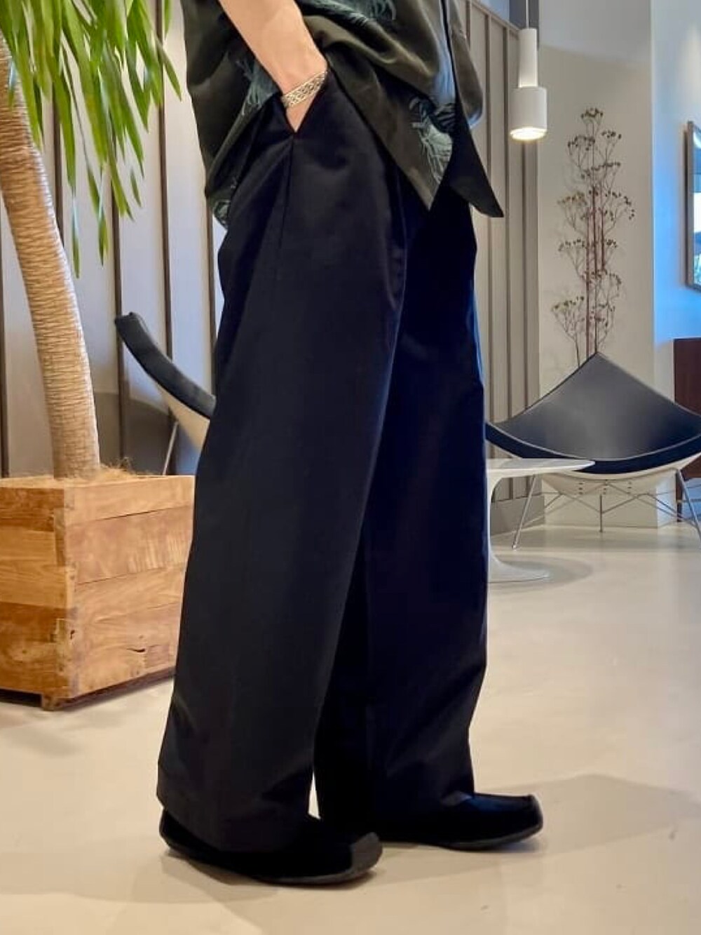 グリーン系のシャツ/ブラウス、ブラック系のその他パンツ、グリーン系のブルゾンを着用したメンズの春コーディネートの4枚目の写真