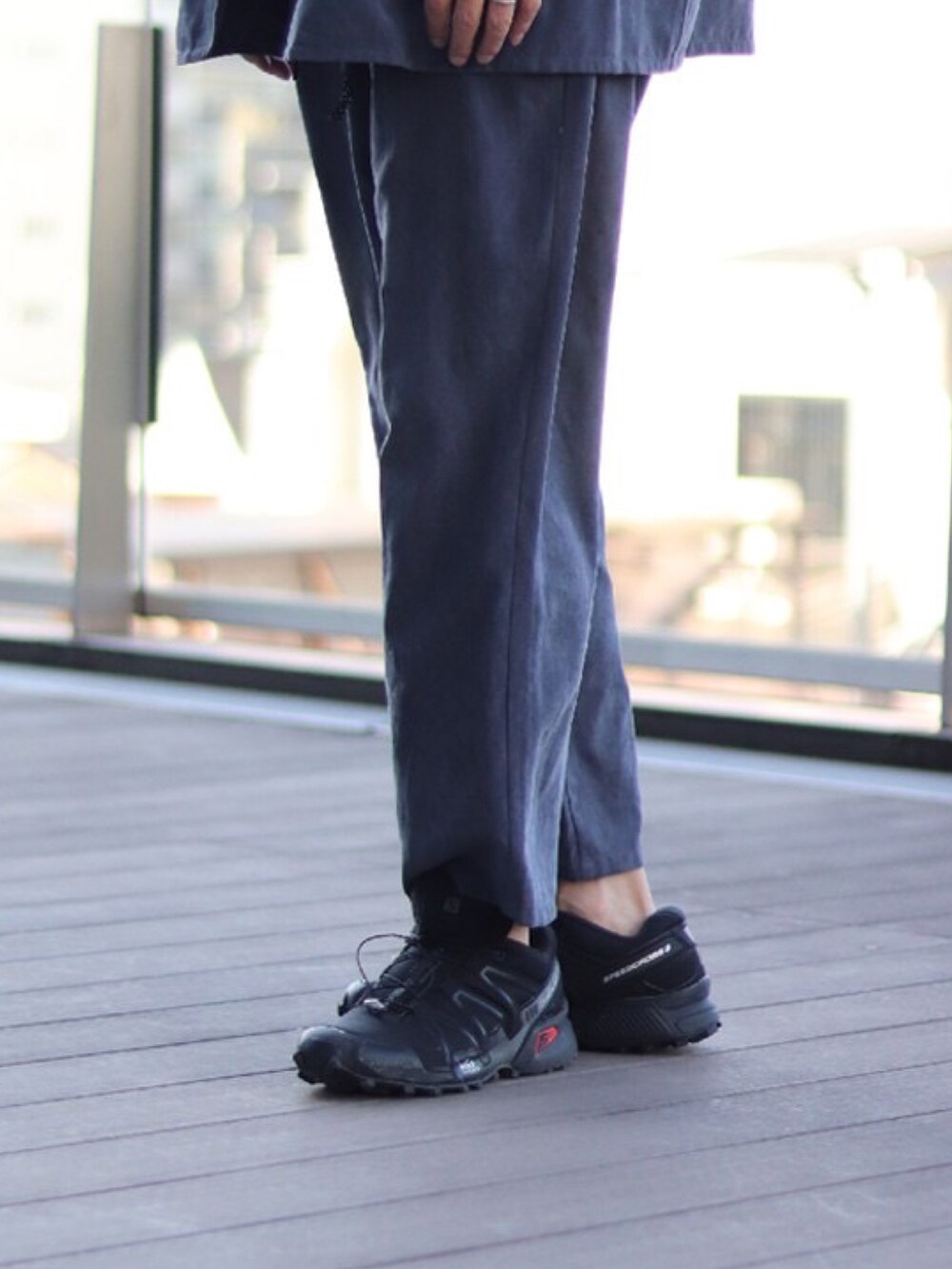 ブルー系のテーラードジャケット、ブルー系のその他パンツ、ブラック系のブルゾンを着用したメンズの冬コーディネートの3枚目の写真