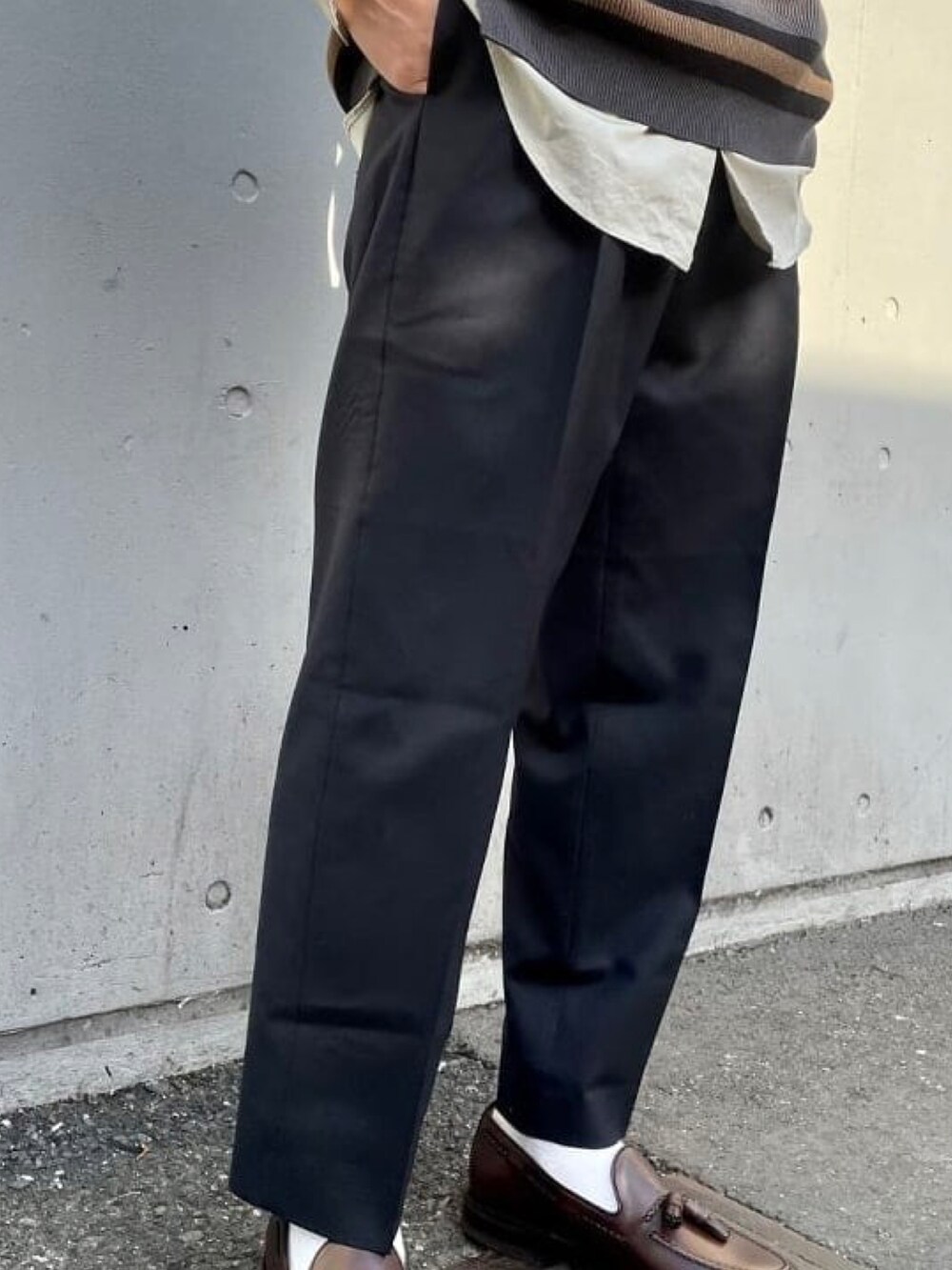 グレー系のベスト、ベージュ系のシャツ/ブラウス、ブルー系のスラックスを着用したメンズの春コーディネートの3枚目の写真