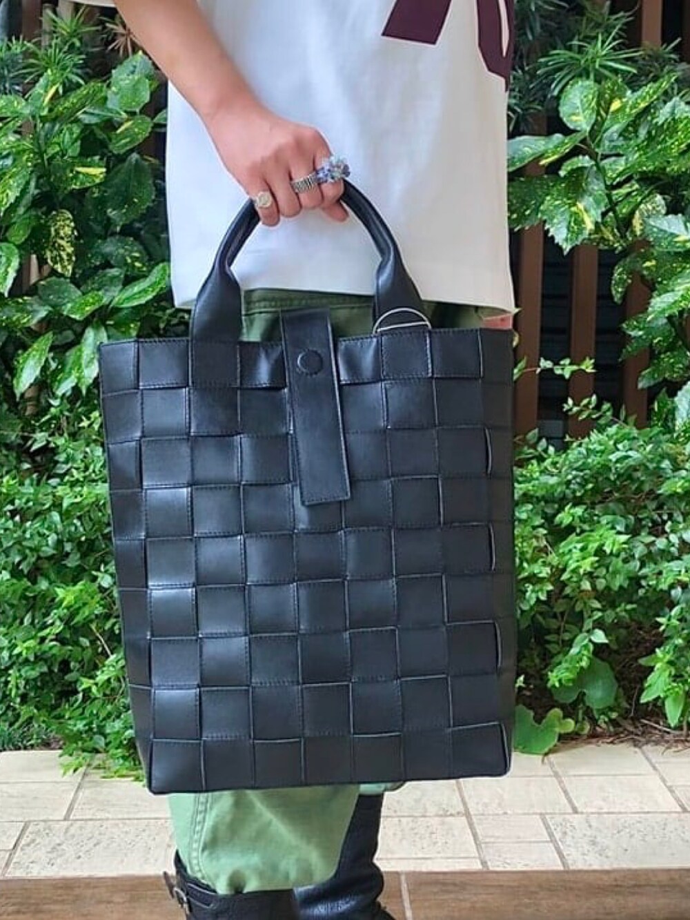 ホワイト系のTシャツ/カットソー、ブラック系のトートバッグを着用したレディースの夏コーディネートの3枚目の写真