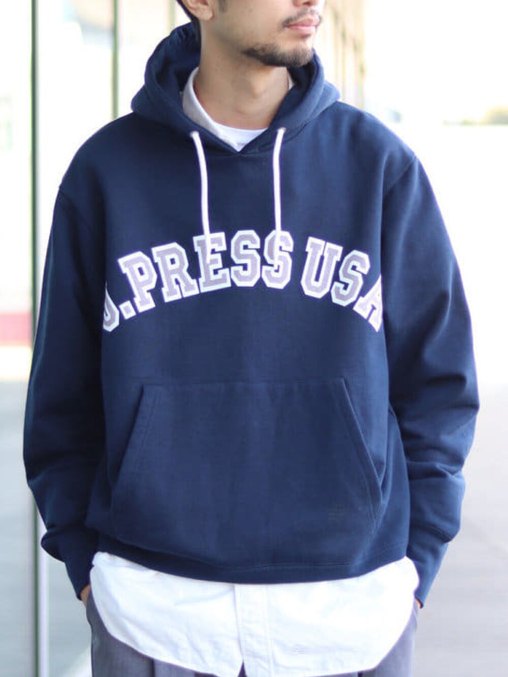 「パーカー、レイヤードスタイル、大人カジュアル、きれいめカジュアル、春コーデ、グルカパンツ、Coming soon…」｜「J.PRESSのJ.PRESS × BEAMS LIGHTS / 別注 ロゴ スウェット フーディ（パーカー、ブルー系）」を使った、BEAMS LIGHTS Mensさん（メンズ・181cm）の冬コーディネートの2枚目の写真