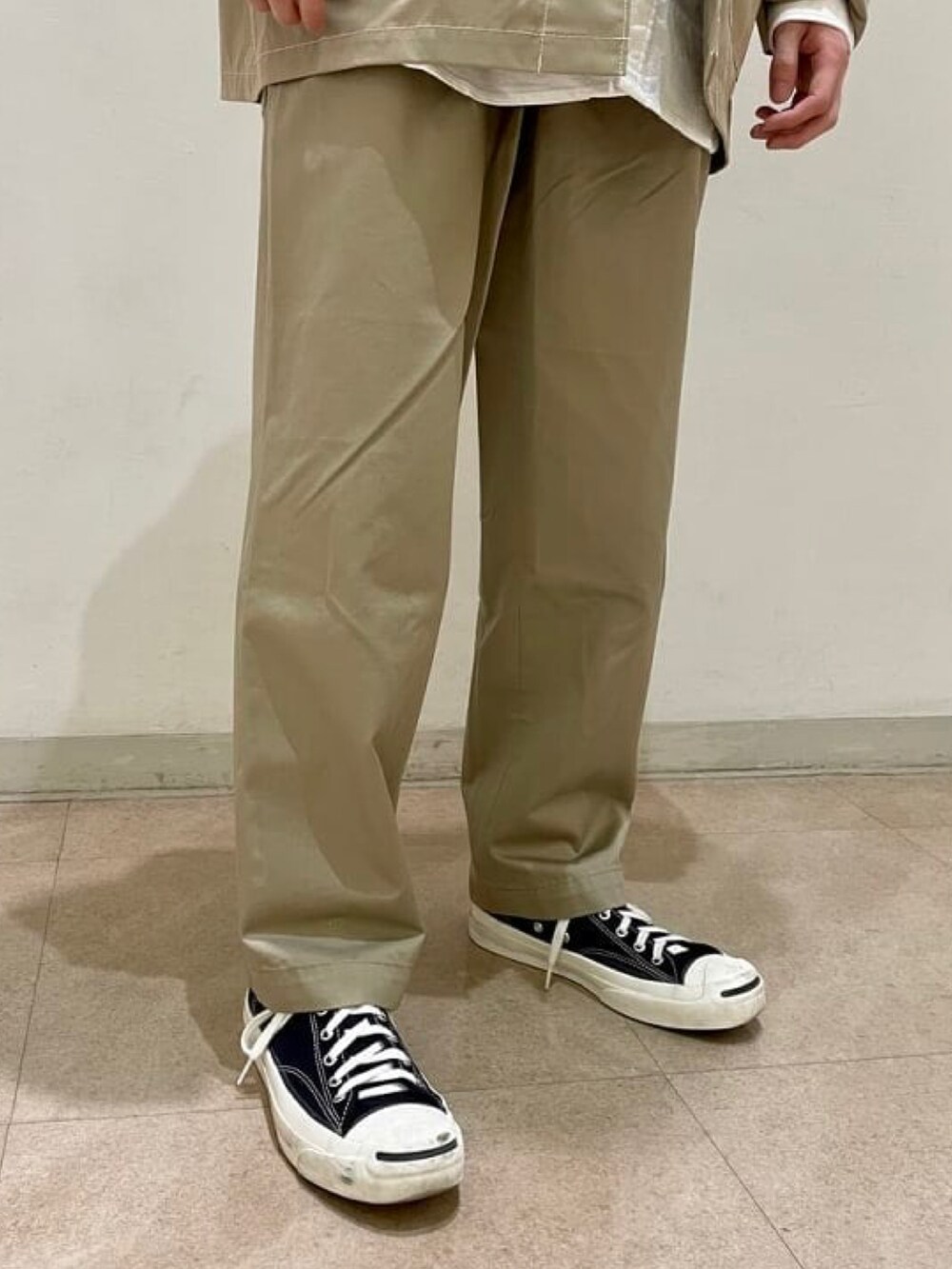 ベージュ系のカバーオール、ベージュ系のスラックス、ホワイト系のシャツ/ブラウスを着用したメンズの春コーディネートの5枚目の写真