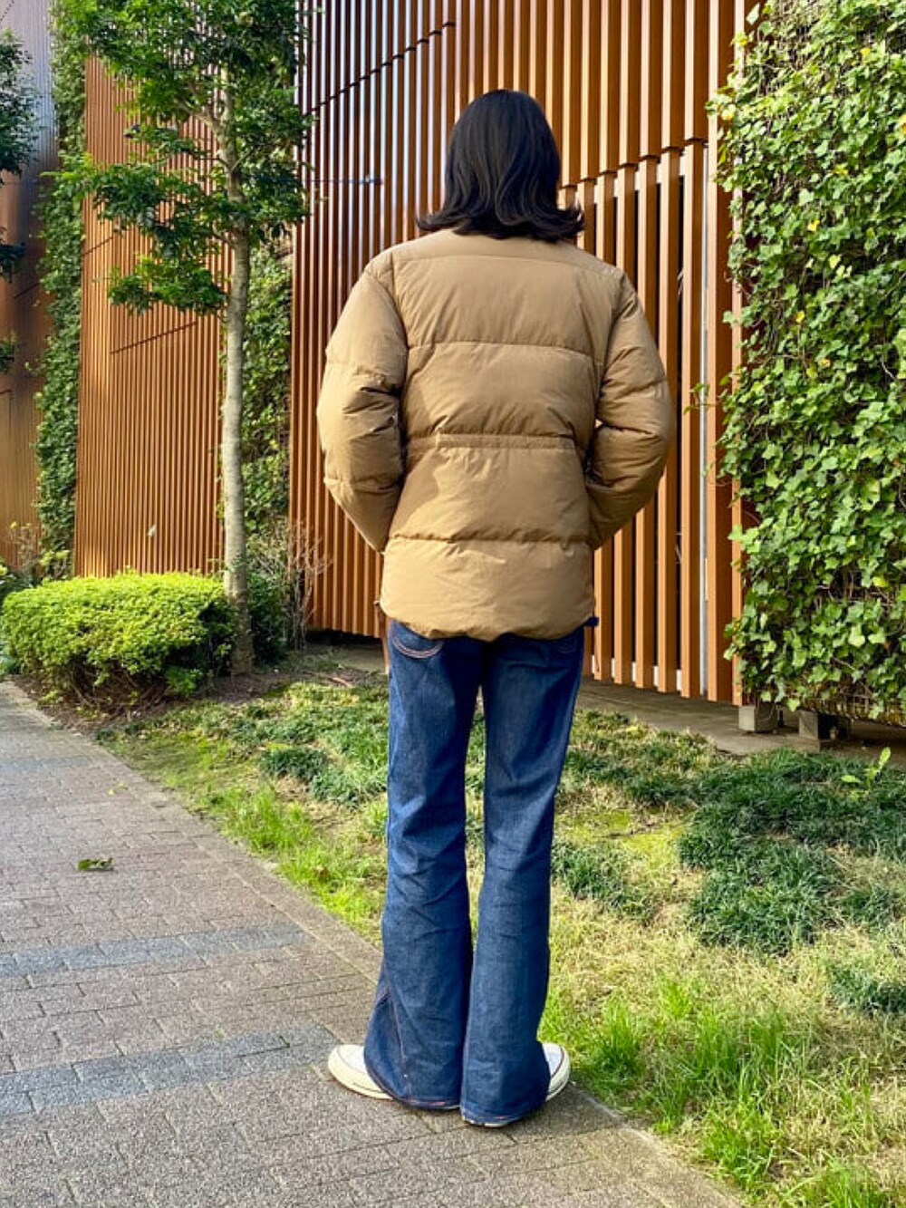 ブラウン系のダウンジャケット/コートを着用したメンズの秋コーディネートの2枚目の写真