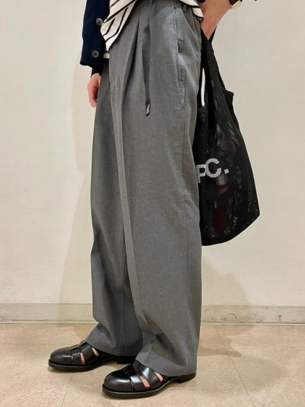 ブラック系のサンダル、グレー系のその他パンツ、ブルー系のカーディガン/ボレロを着用したメンズの春コーディネートの4枚目の写真