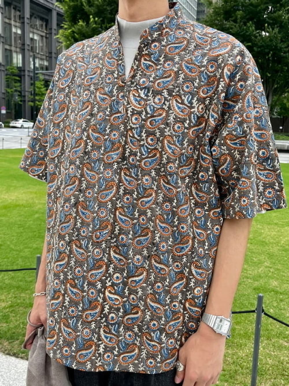 グレー系のシャツ/ブラウス、グレー系のTシャツ/カットソー、ブラック系のデニムパンツを着用したメンズの夏コーディネートの3枚目の写真