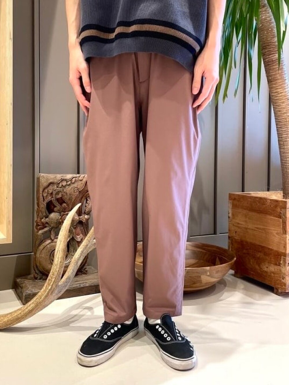 ブルー系のテーラードジャケット、グレー系のベスト、ホワイト系のTシャツ/カットソーを着用したメンズの春コーディネートの3枚目の写真