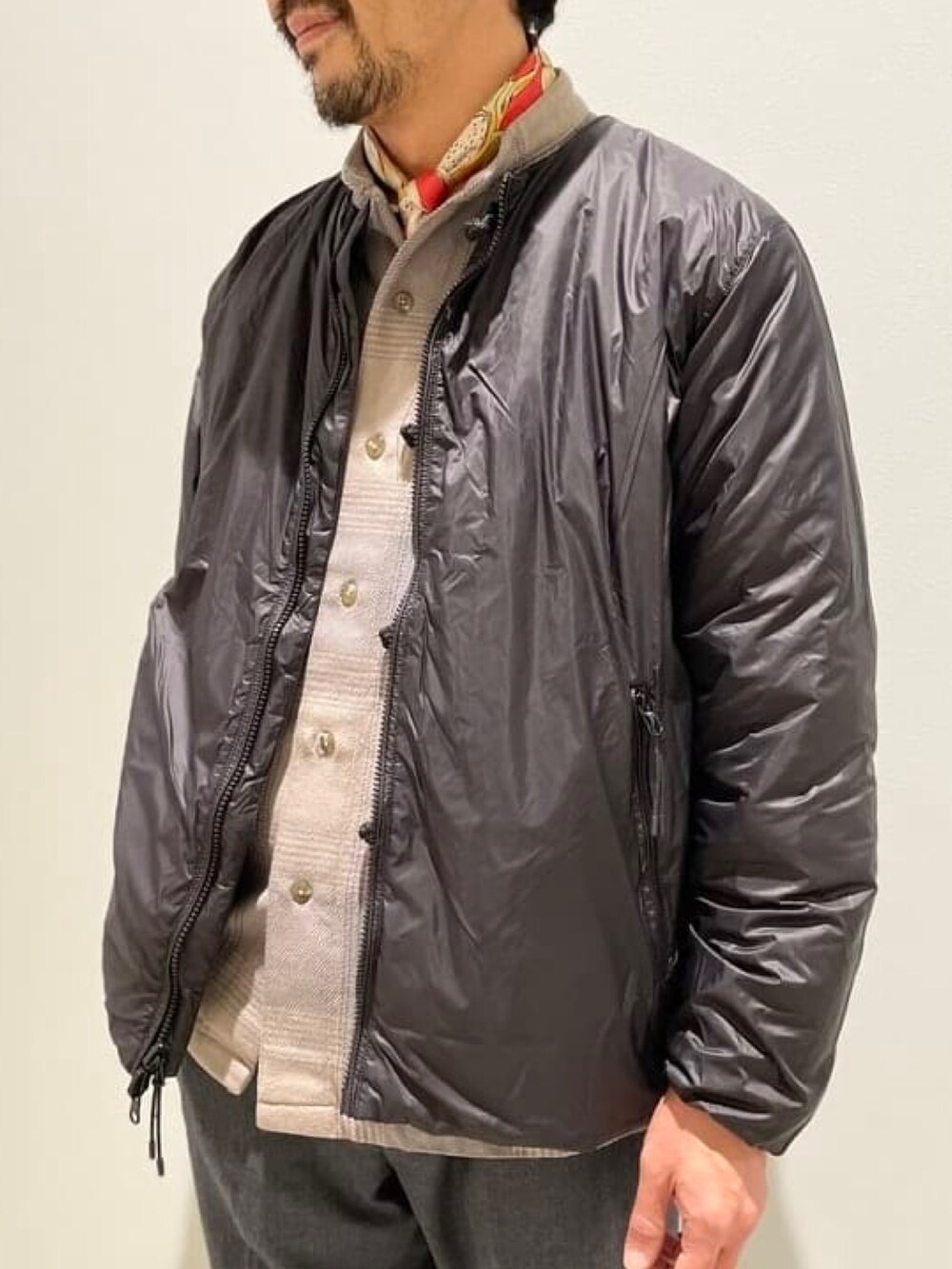 ブラック系のダウンジャケット/コートを着用したメンズの秋コーディネートの5枚目の写真