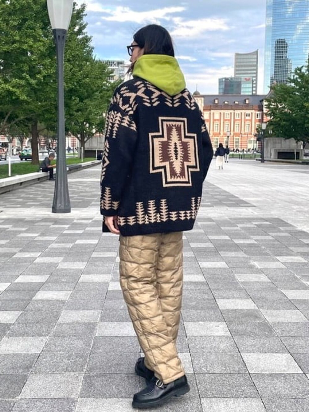 ブラック系のカーディガン/ボレロを着用したメンズの秋コーディネートの4枚目の写真