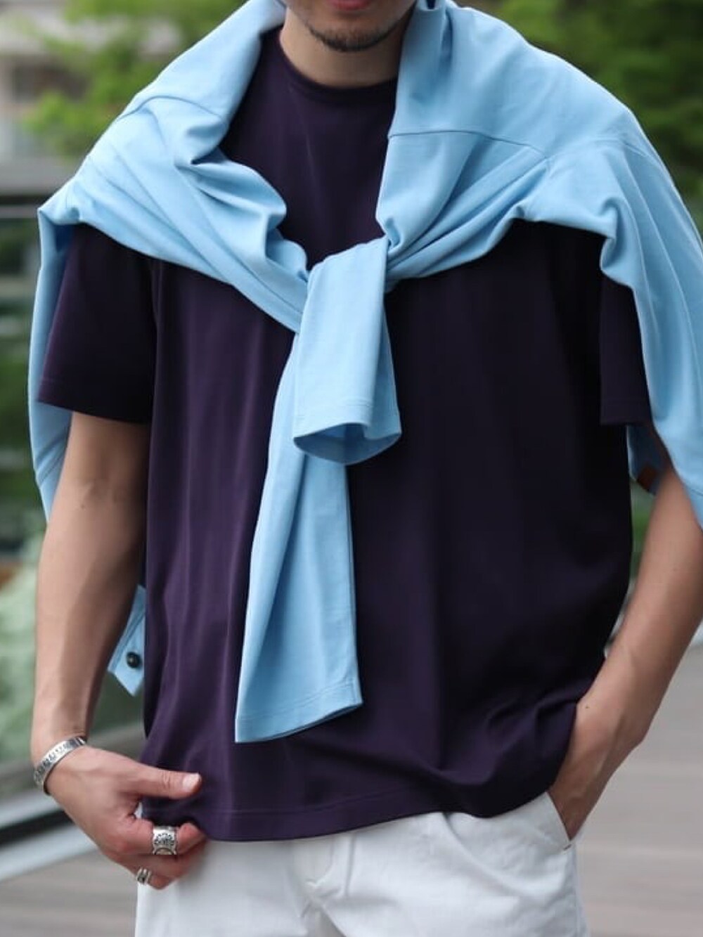 ブルー系のカーディガン/ボレロ、パープル系のTシャツ/カットソーを着用したメンズの春コーディネートの3枚目の写真