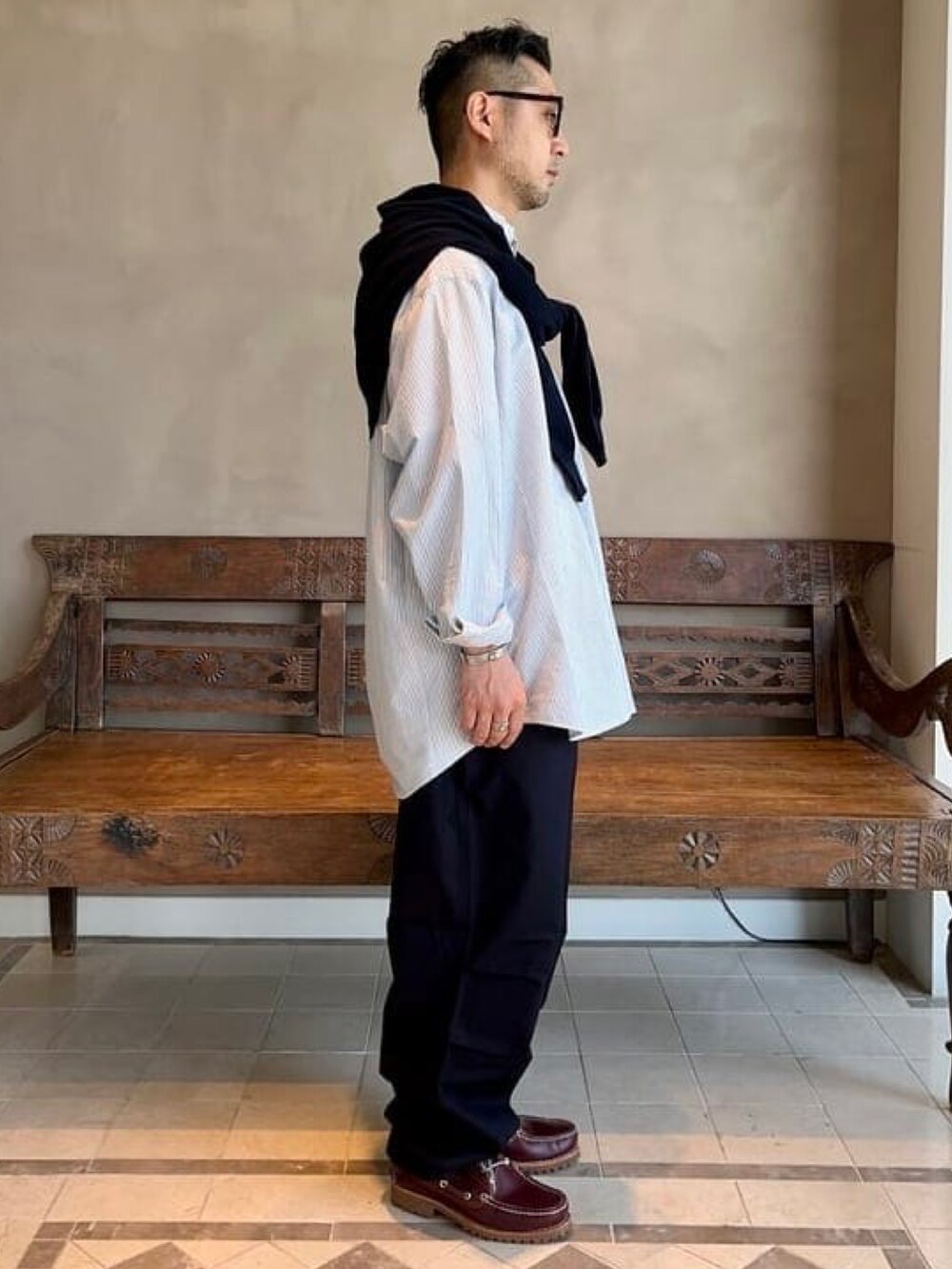 ブルー系のカーディガン/ボレロ、ブルー系のその他パンツを着用したメンズの春コーディネートの2枚目の写真