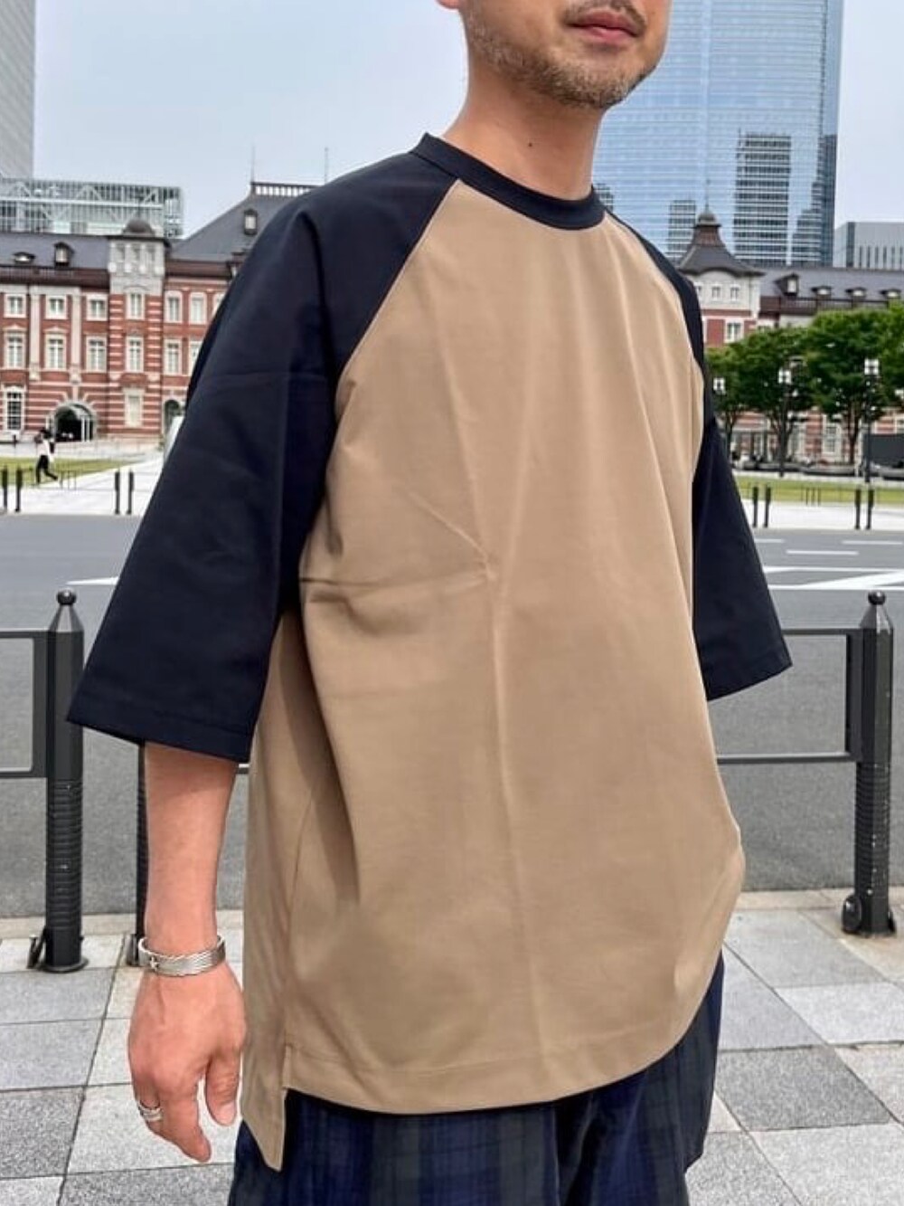 「Tシャツ、大人カジュアル、休日スタイル、きれいめカジュアル、Danner」｜「BEAMS LIGHTSのBEAMS LIGHTS / ハイパーヘリックス ベースボール Tシャツ（Tシャツ/カットソー、グリーン系）」を使った、BEAMS LIGHTS Mensさん（メンズ・171cm）の夏コーディネートの4枚目の写真