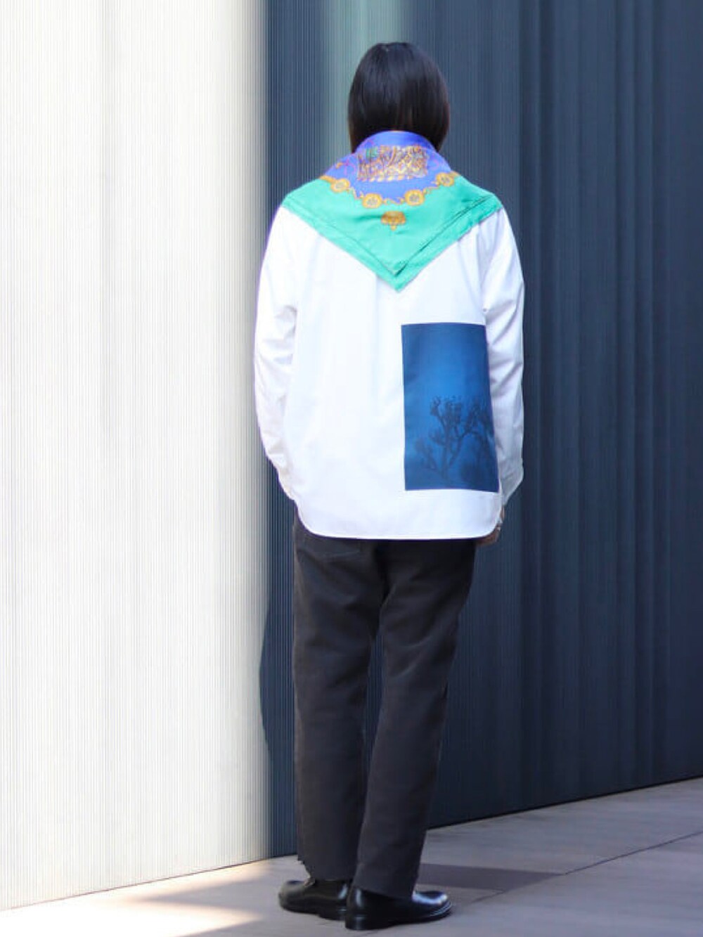 ホワイト系のシャツ/ブラウス、ブラック系のドレスシューズを着用したメンズの春コーディネートの2枚目の写真