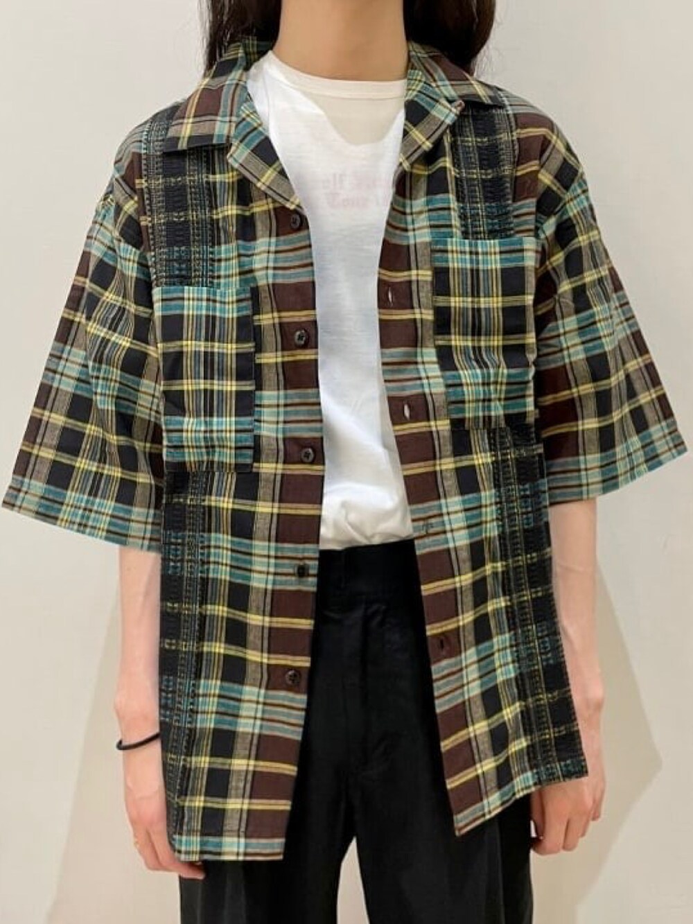 その他のシャツ/ブラウス、ホワイト系のTシャツ/カットソー、ブラック系のその他パンツを着用したメンズの夏コーディネートの2枚目の写真