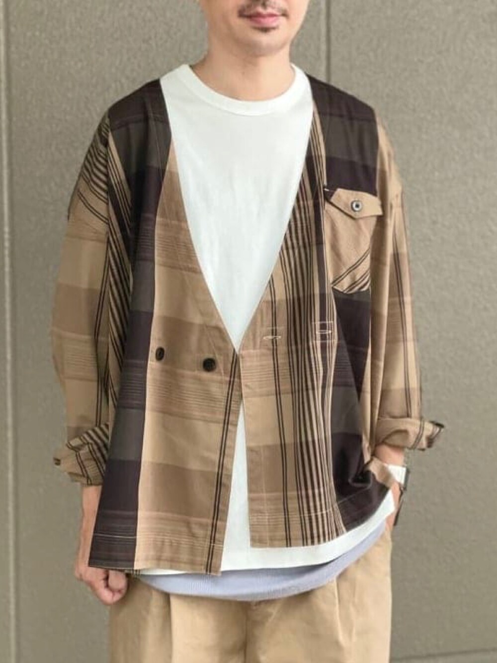 ブラウン系のブルゾン、ホワイト系のTシャツ/カットソーを着用したメンズの秋コーディネートの4枚目の写真