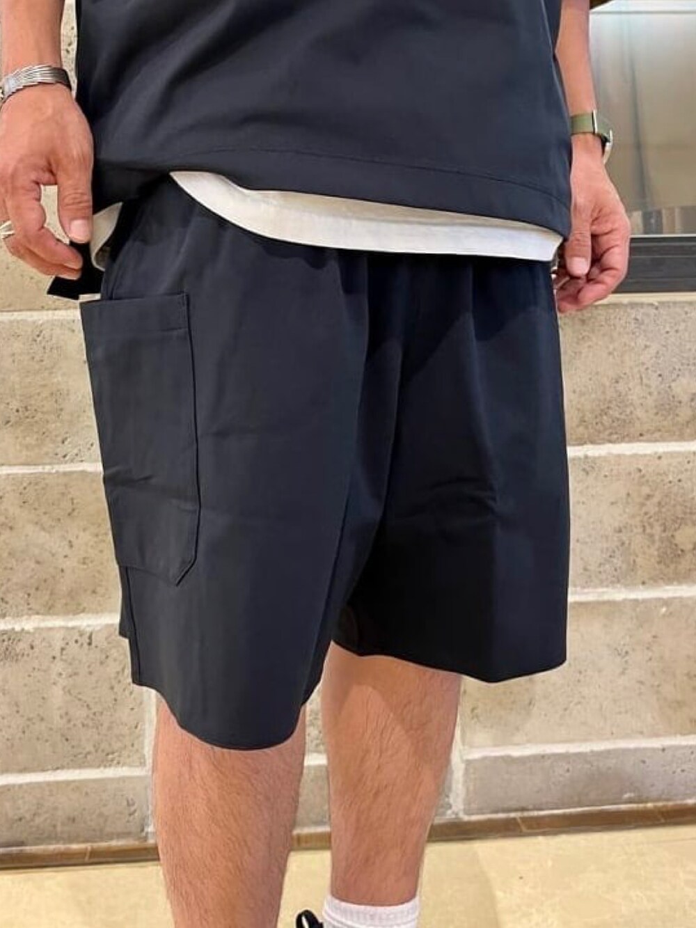 ブラック系のTシャツ/カットソー、ブラック系のその他パンツを着用したメンズの夏コーディネートの5枚目の写真