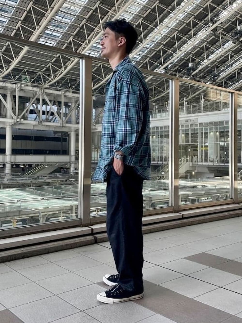 グリーン系のシャツ/ブラウス、ブラック系のTシャツ/カットソーを着用したメンズの秋コーディネートの2枚目の写真