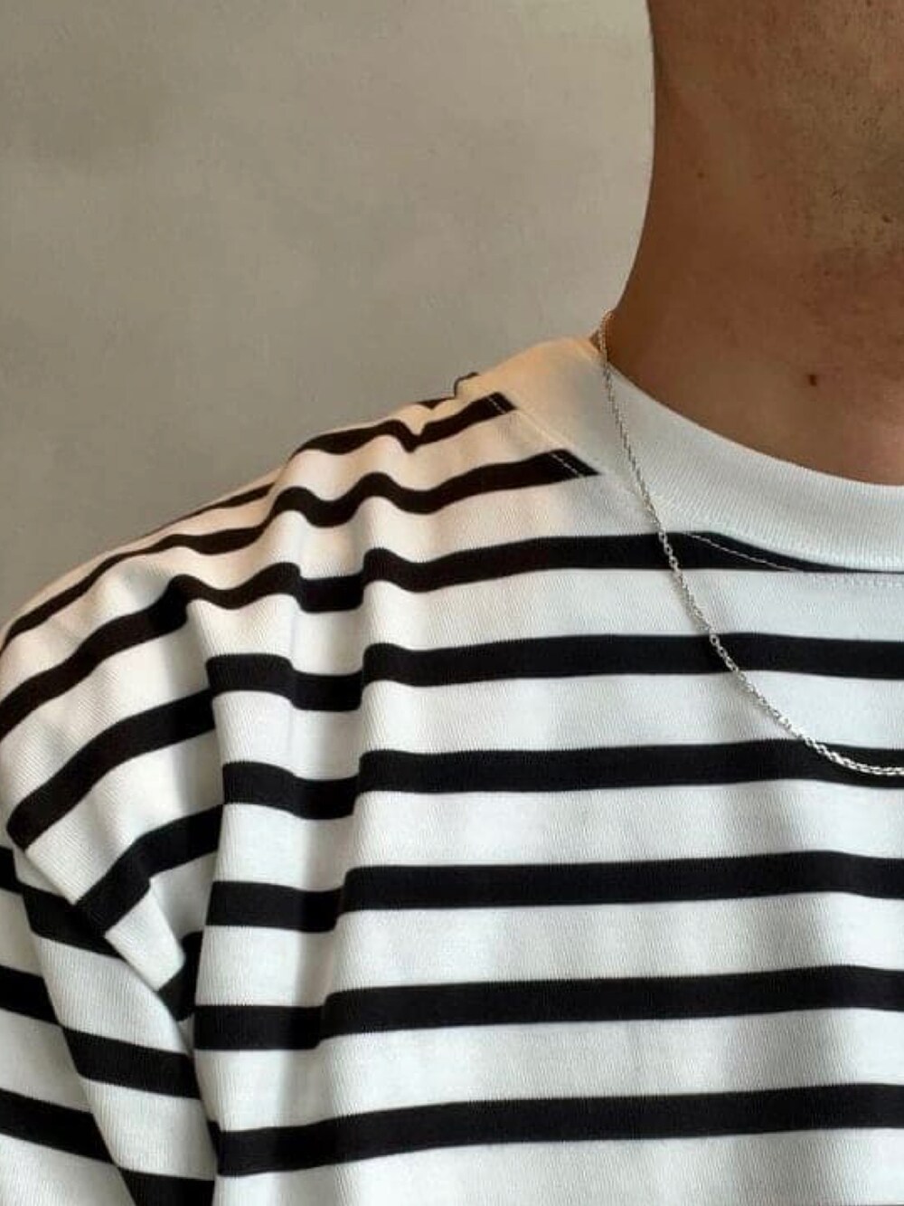 ホワイト系のTシャツ/カットソー、シルバー系のネックレスを着用したメンズの春コーディネートの5枚目の写真