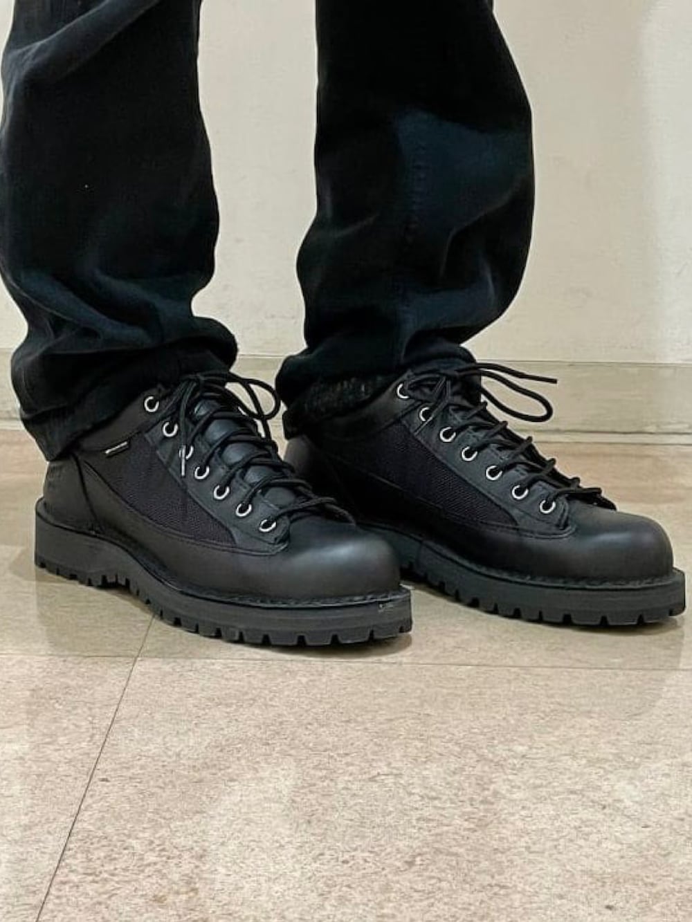 ブラック系のシャツ/ブラウス、グレー系のTシャツ/カットソー、ブラック系のブーツを着用したメンズの夏コーディネートの4枚目の写真