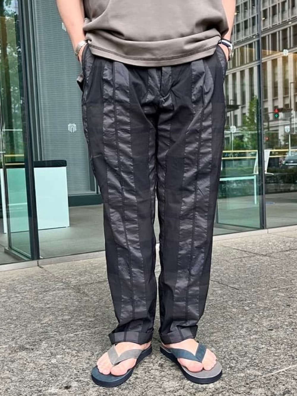 グレー系のポロシャツ、グレー系のその他パンツ、その他のサンダルを着用したメンズの春コーディネートの5枚目の写真