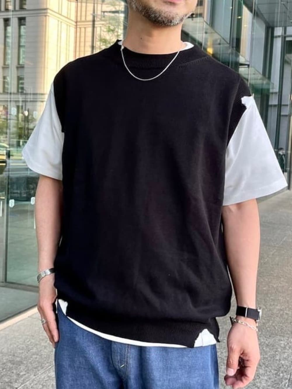 ブラック系のベスト、ホワイト系のTシャツ/カットソー、シルバー系のブレスレットを着用したメンズの春コーディネートの4枚目の写真