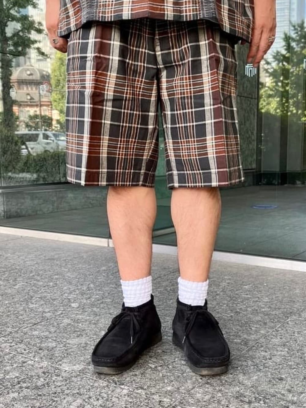 その他のシャツ/ブラウス、その他のその他パンツ、グリーン系のショルダーバッグを着用したメンズの夏コーディネートの5枚目の写真
