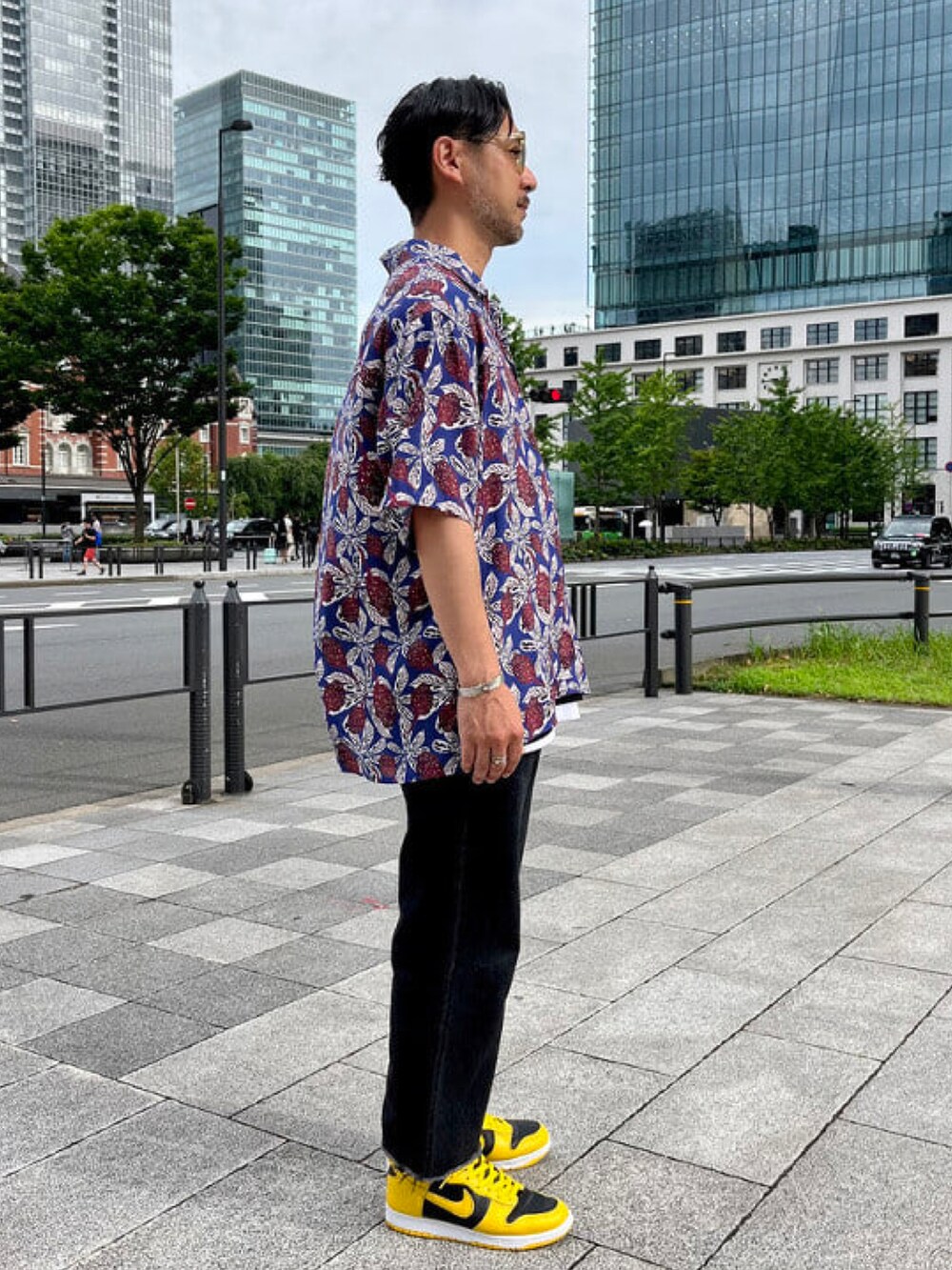 「スニーカー、花柄、Tシャツ、きれいめカジュアル、シャツスタイル、夏だ！Tシャツ着よう！」｜「BEAMS LIGHTSのL.RYN SS BANKSIA（シャツ/ブラウス、ブルー系）」を使った、BEAMS LIGHTS Mensさん（メンズ・171cm）の夏コーディネートの2枚目の写真