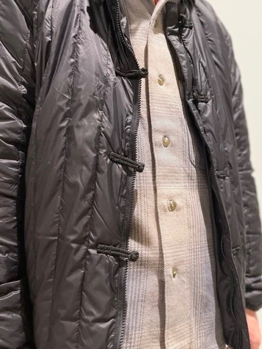 ブラック系のダウンジャケット/コートを着用したメンズの秋コーディネートの3枚目の写真