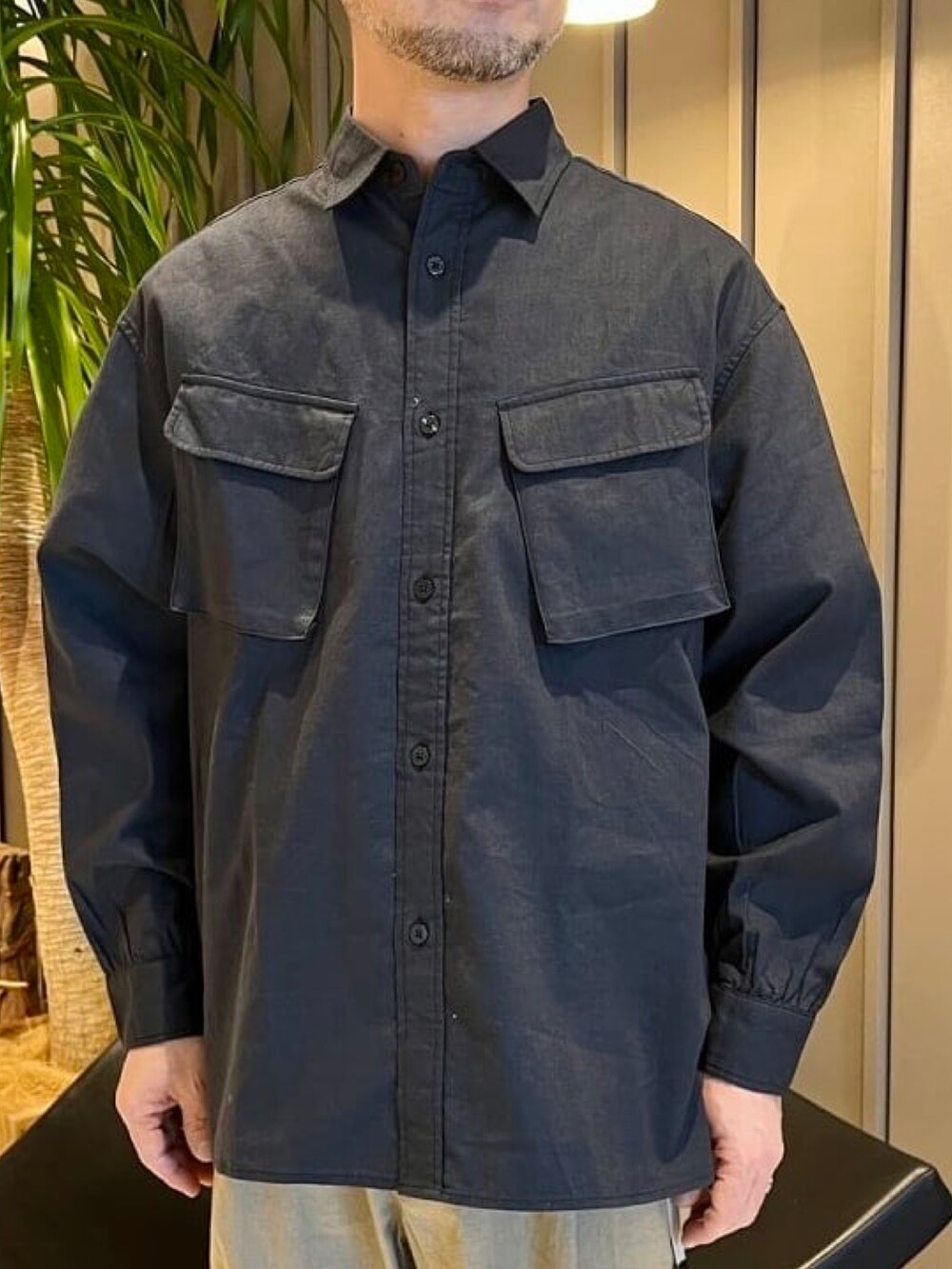 ブルー系のシャツ/ブラウス、ベージュ系のその他パンツを着用したメンズの春コーディネートの4枚目の写真