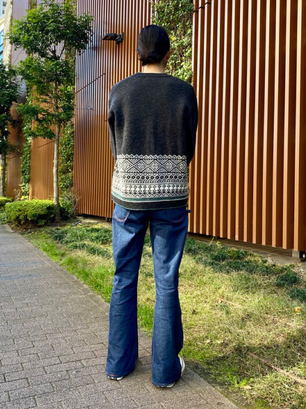 グレー系のカーディガン/ボレロを着用したメンズの冬コーディネートの2枚目の写真