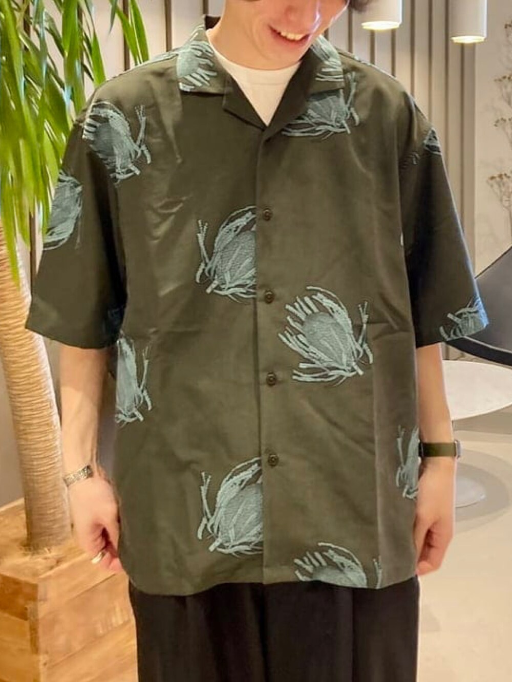 グリーン系のシャツ/ブラウス、ブラック系のその他パンツ、グリーン系のブルゾンを着用したメンズの春コーディネートの3枚目の写真