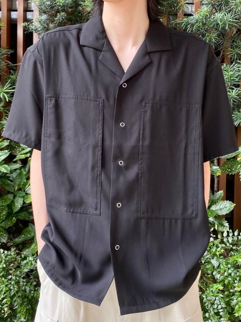 ブラック系のシャツ/ブラウス、ベージュ系のその他パンツを着用したメンズの夏コーディネートの2枚目の写真