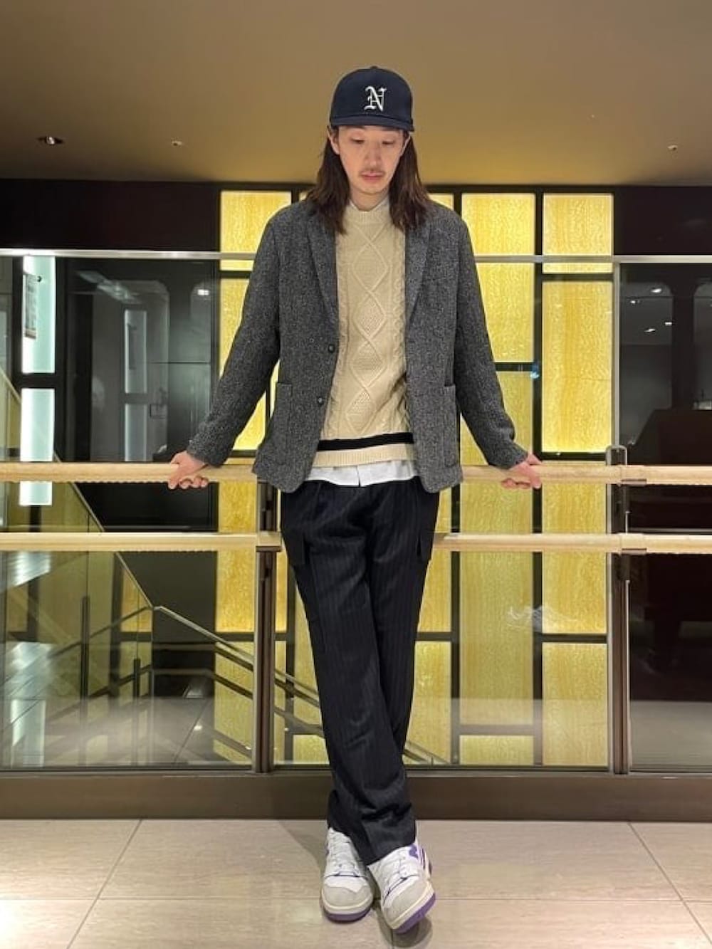 グレー系のテーラードジャケット、ホワイト系のニット/セーター、ブラック系のシャツ/ブラウスを着用したメンズの秋コーディネートの2枚目の写真