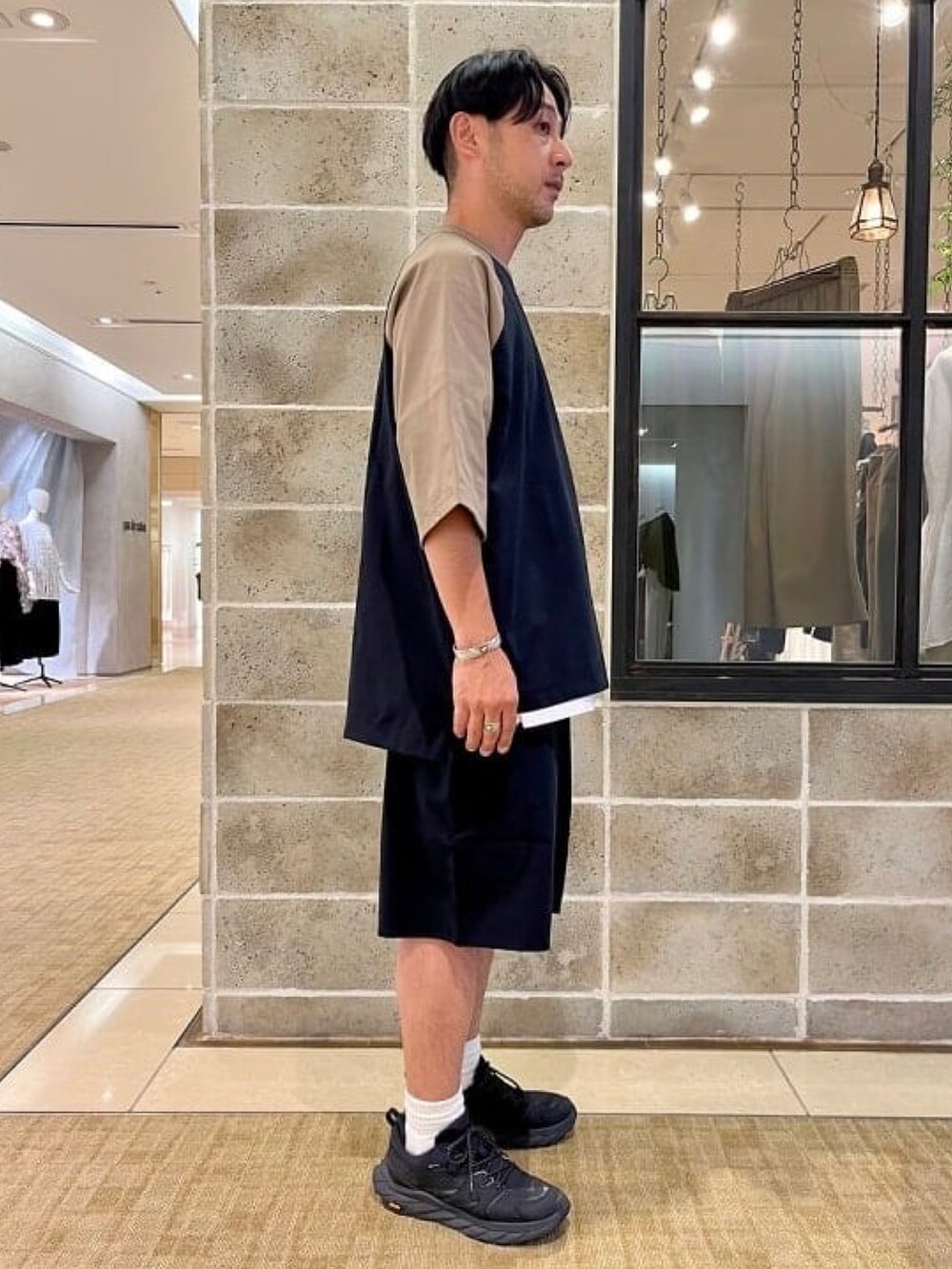 ブラック系のTシャツ/カットソー、ブラック系のその他パンツを着用したメンズの夏コーディネートの2枚目の写真